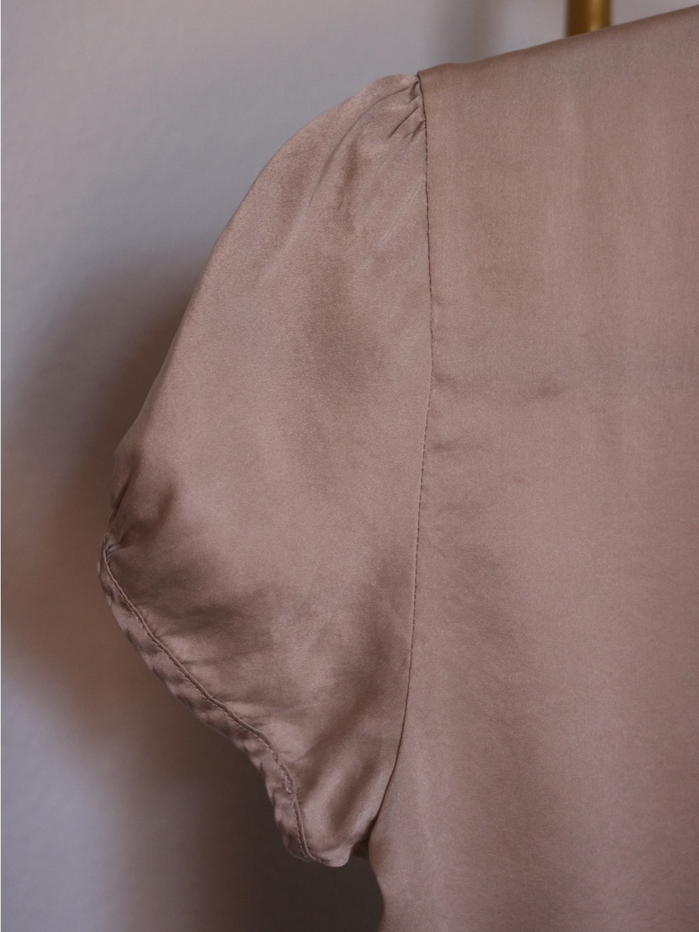 GAP 100% Silk Champagne Button Front Tie Blouse XS Peplum Puff Sleeve Y2K - Picture 5 of 14